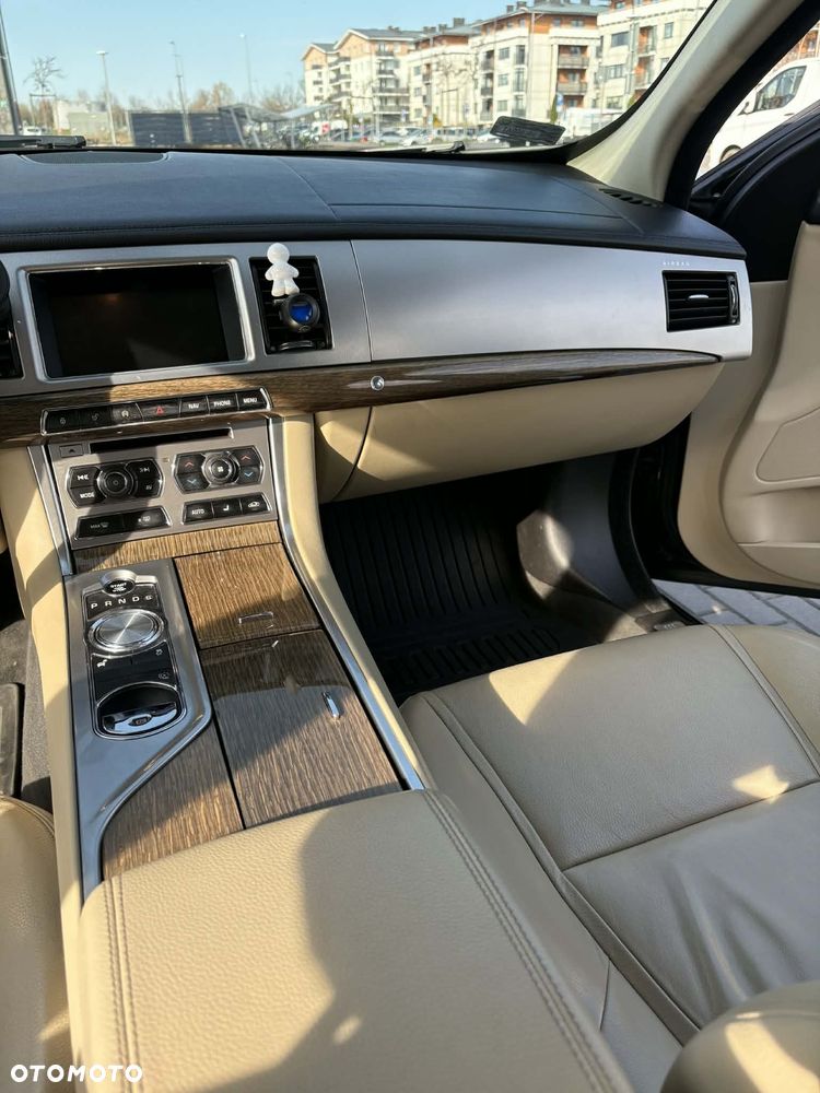 Jaguar XF 2.2 D Premium Luxury - 14