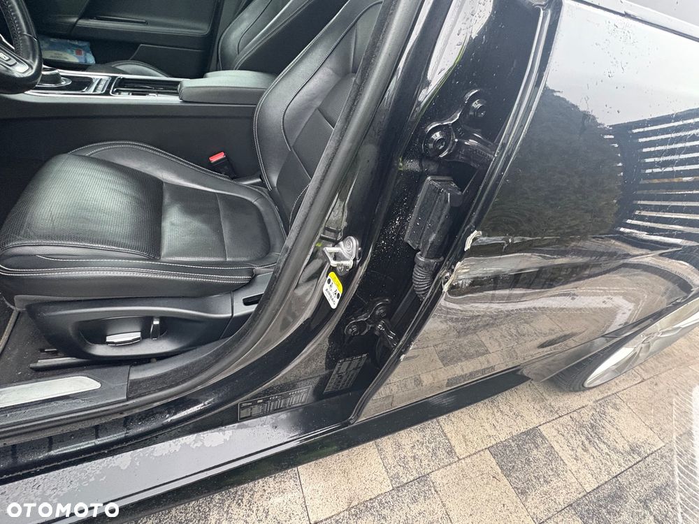 Jaguar XE 25t R-Sport - 17