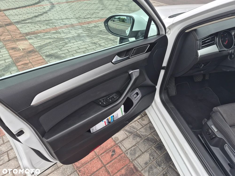 Volkswagen Passat 2.0 TDI SCR Comfortline DSG - 16