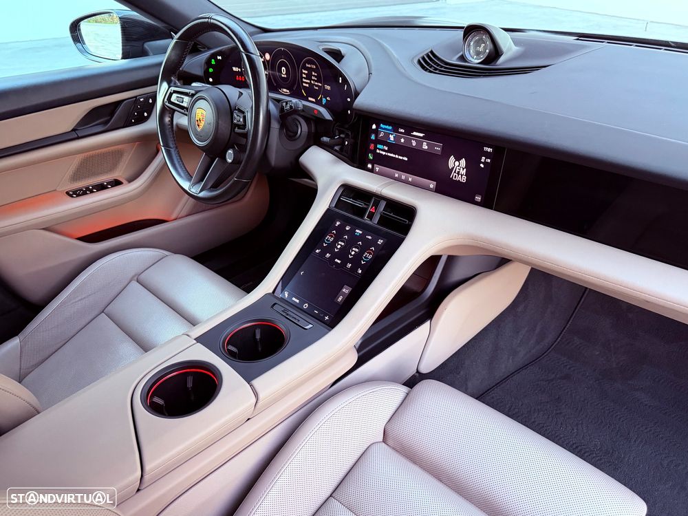 Porsche Taycan Cross Turismo 4 - 23