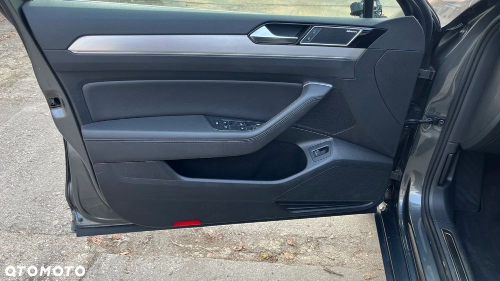 Volkswagen Passat 2.0 TDI SCR 4Motion DDG Highline - 11