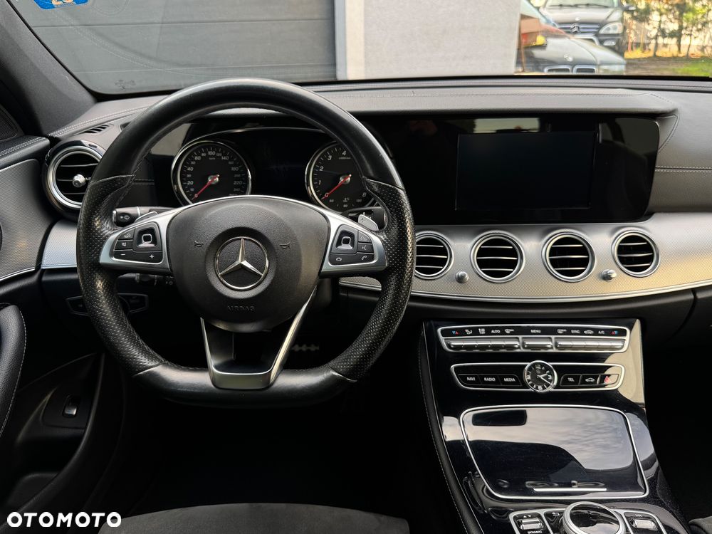 Mercedes-Benz Klasa E 200 9G-TRONIC AMG Line - 23