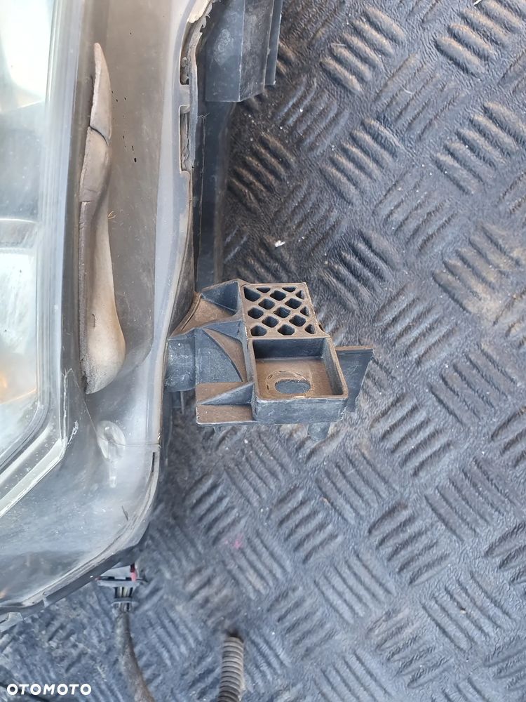 LAMPA PRAWY PRZÓD  OPEL ZAFIRA B 2005- EUROPA - 2