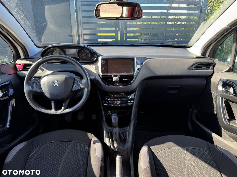Peugeot 208 - 8