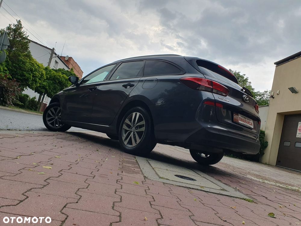 Hyundai i30 blue Kombi 1.4 YES Silver - 32