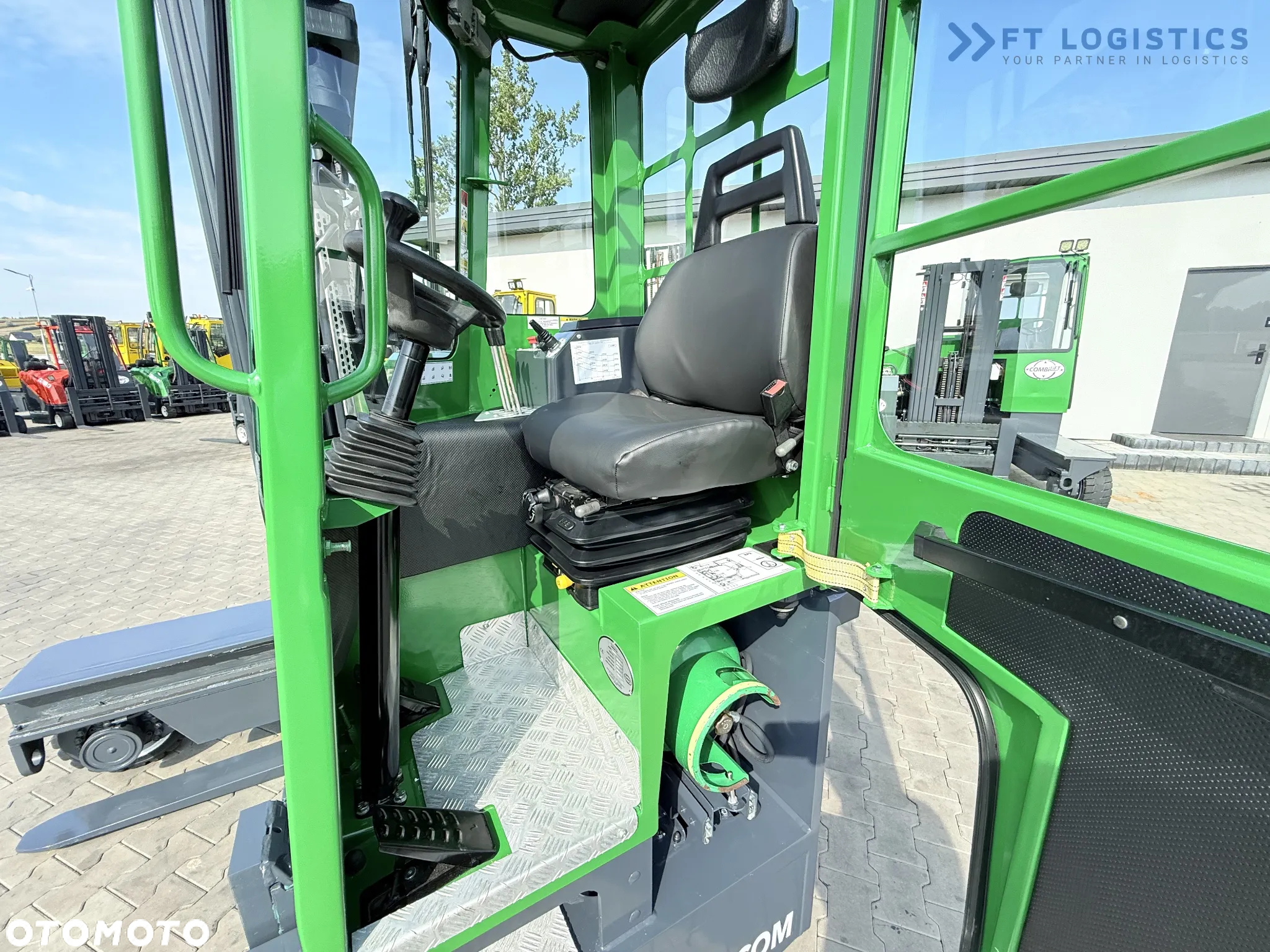 Combilift C2500 / GAS / TRIPLEX 4900MM / WOLNY SKOK /JEDYNE 2446 MOTOGODZIN /  POZYCJONER WIDEŁ / PEŁNA KABINA / STAN IDEALNY / Szeroka oferta wózków czterokierunkowych i bocznych, dopasowanych do różnorodnych potrzeb i zastosowań - 13