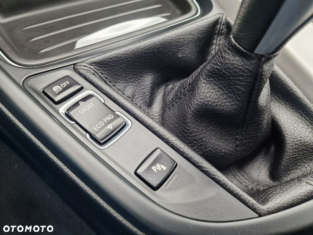 BMW Seria 3 320d xDrive - 26