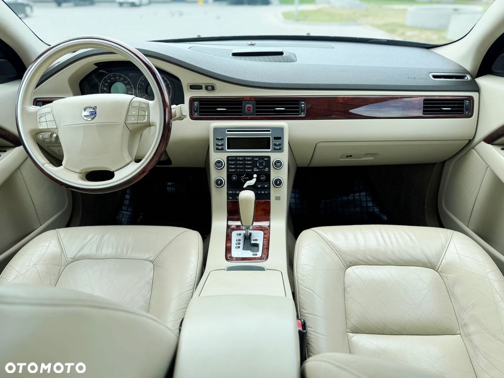 Volvo V70 3.2 Summum - 4