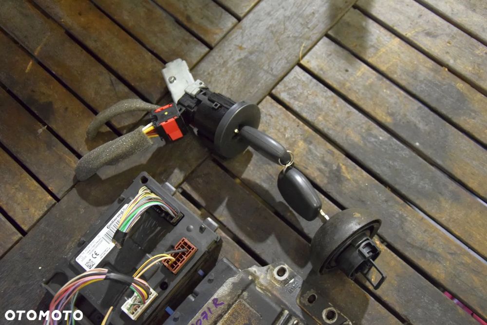 Zestaw startowy Dacia Sandero II 237103317R 237102071R Sterownik silnika Stacyjka Klucze - 4