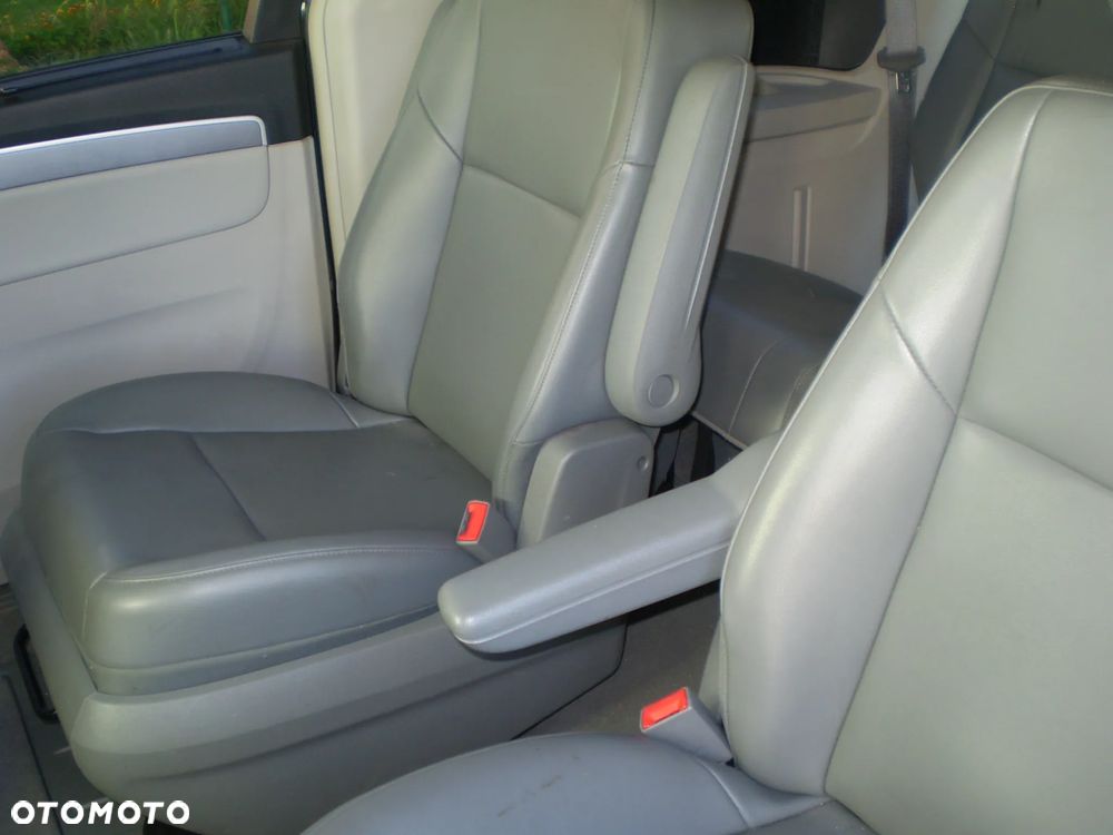 Volkswagen Routan - 12