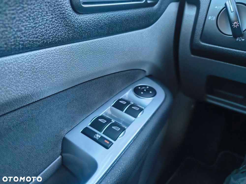 Ford Focus 1.6 Ghia - 29