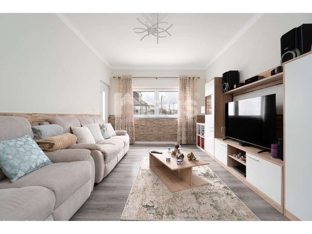 Moradia T2 com anexo e logradouro inserida em lote de 270m2 - Grande imagem: 3/26