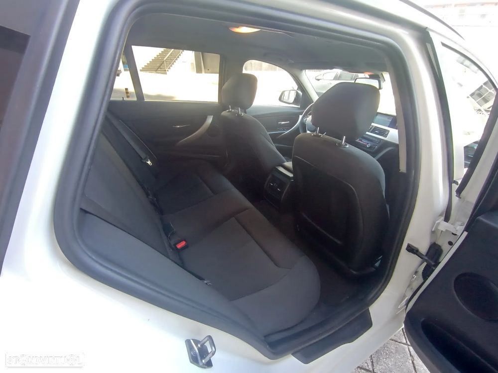 BMW 318 d Sport Line - 25