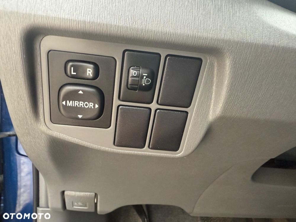 Toyota Prius Plug-in 1.8 HSD Sol - 19