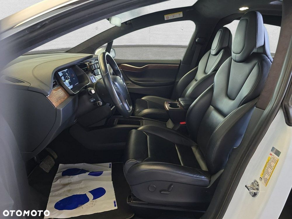 Tesla Model X - 11