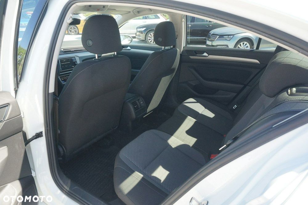 Volkswagen Passat 2.0 TDI EVO Essence DSG - 24