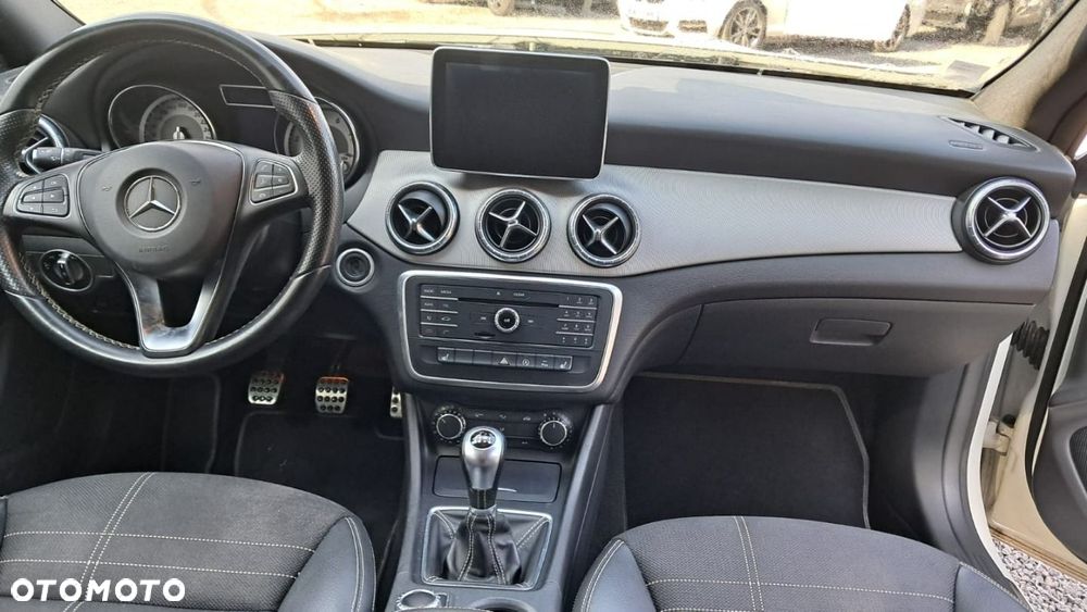Mercedes-Benz CLA - 12
