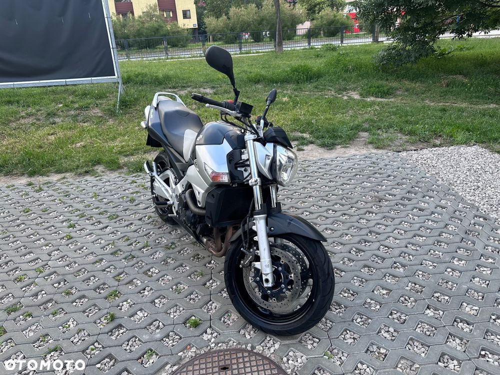 Suzuki GSR - 4