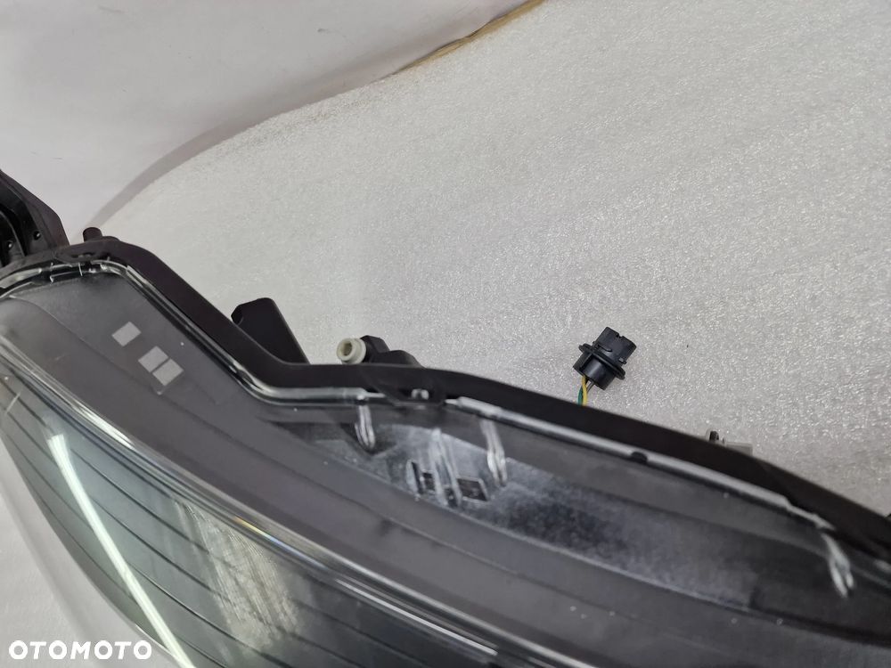 TOYOTA YARIS III 3 LIFT 17- PRAWA LAMPA PRZEDNIA PRZÓD SOCZEWKA , NR AUKCJI LA396 - 9