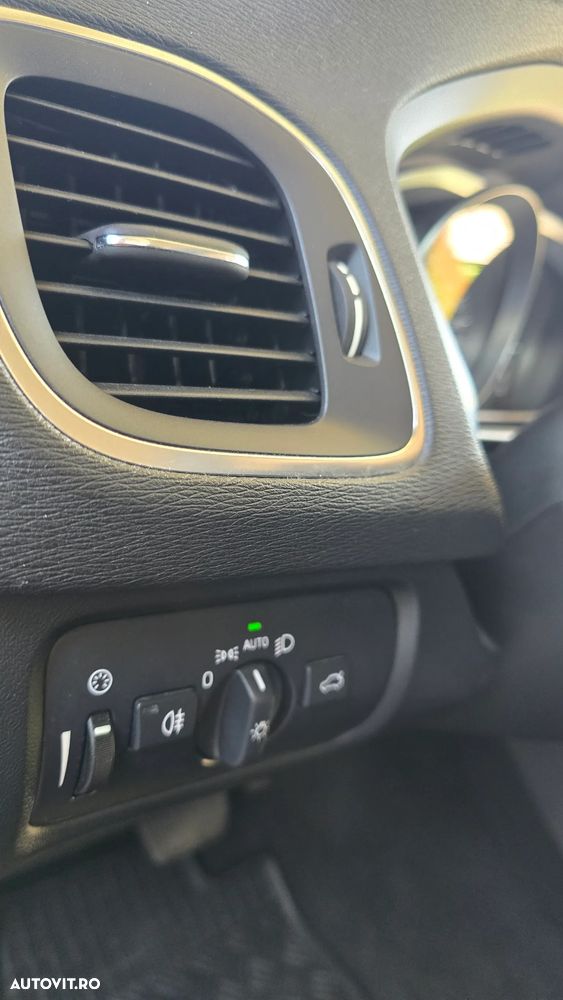 Volvo V40 D3 Aut Momentum - 27