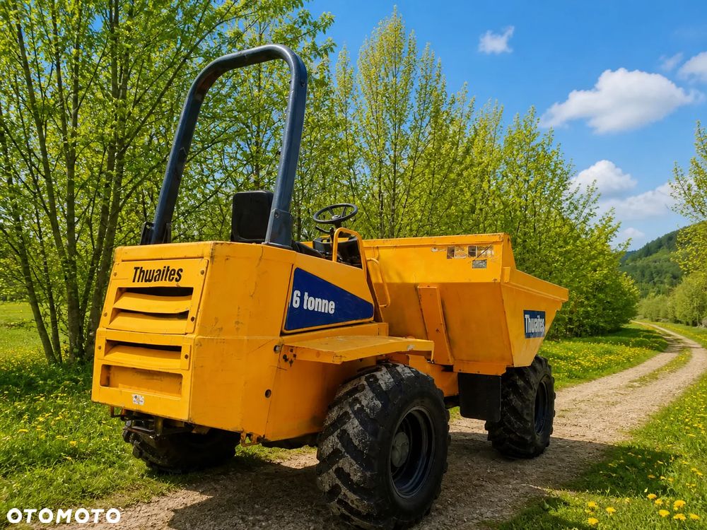 Thwaites Wozidło Budowlano-Rolnicze. 6 ton ładowność. 4x4 napęd.  Potężna Moc silnika i Hydrauliki. Najlepszy silnik Perkins 90km. Maszyna Kupiona z Norweskiego Gospodarstwa Rolniczego typu Kurniki. Stan Idealny. Zero Luzów i wycieków! Odpala na dotyk. Serwisowane w Dekra Norweska! Hamulce brzytwa. Serwisy w DEKRA. Maszyna Woziła lekkie ładunki. Praktycznie zerowe zużycie. Wielka Okazja. Wszystko w pełnym Oryginale. - 4