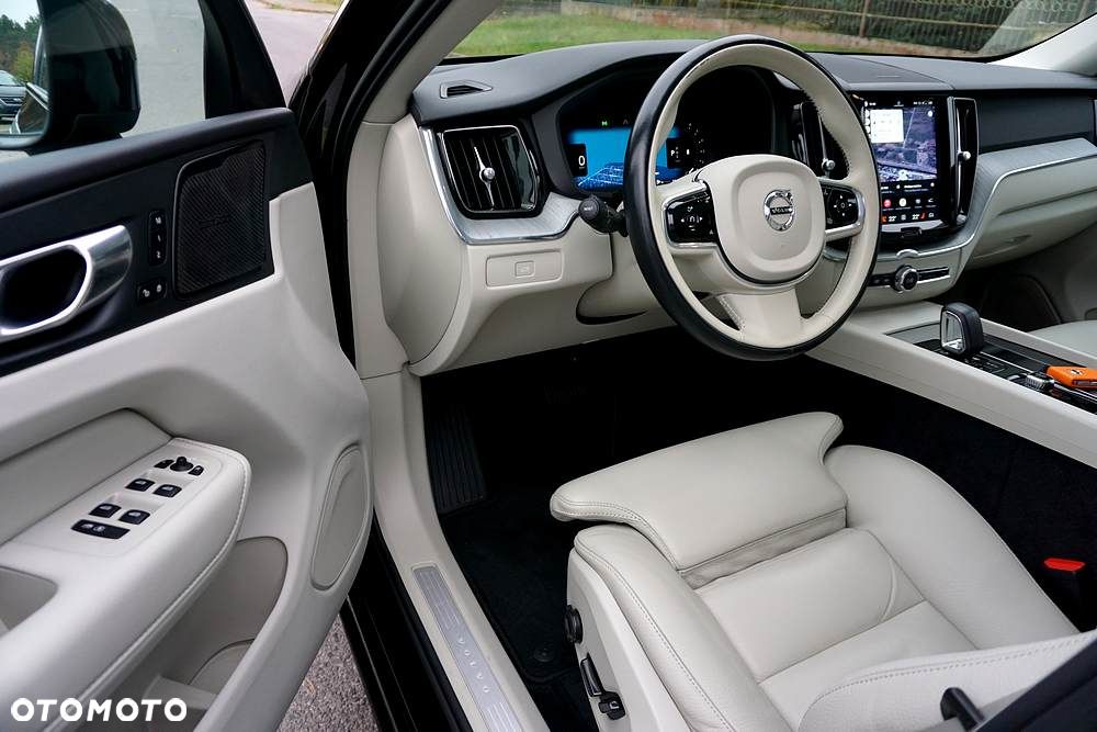 Volvo XC 60 B4 D Plus Dark - 21