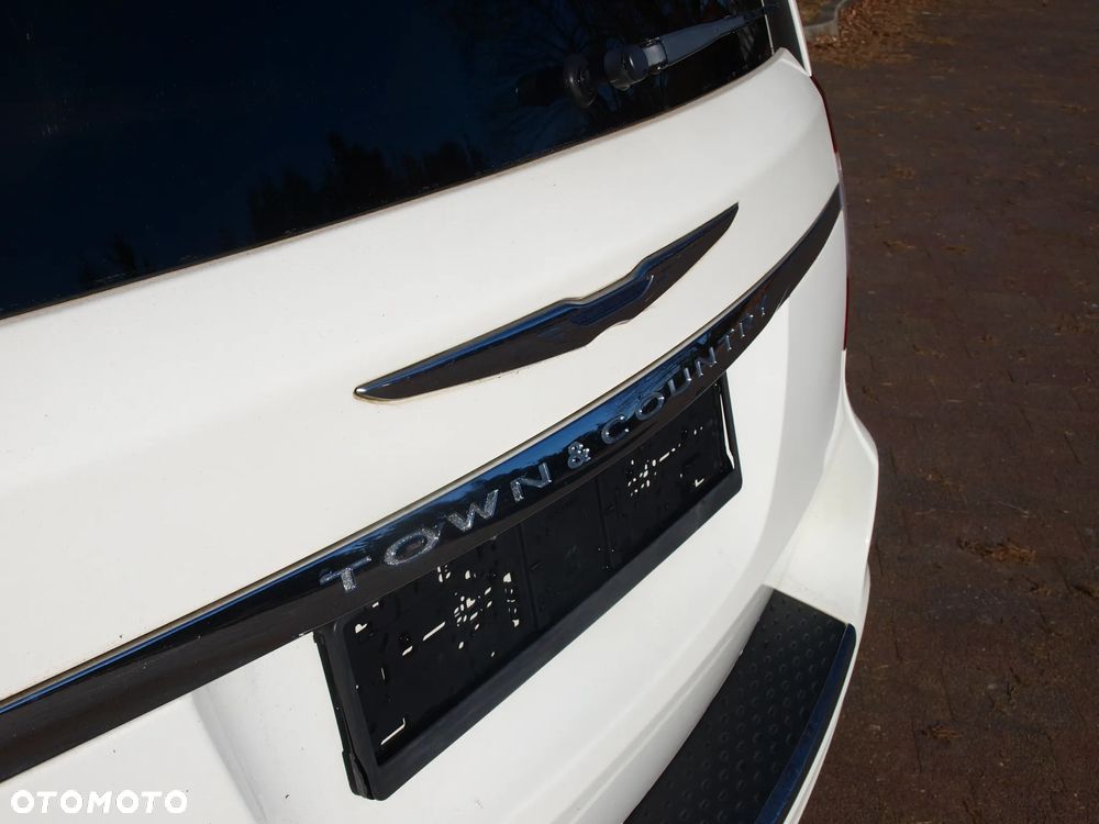Chrysler Town & Country - 10
