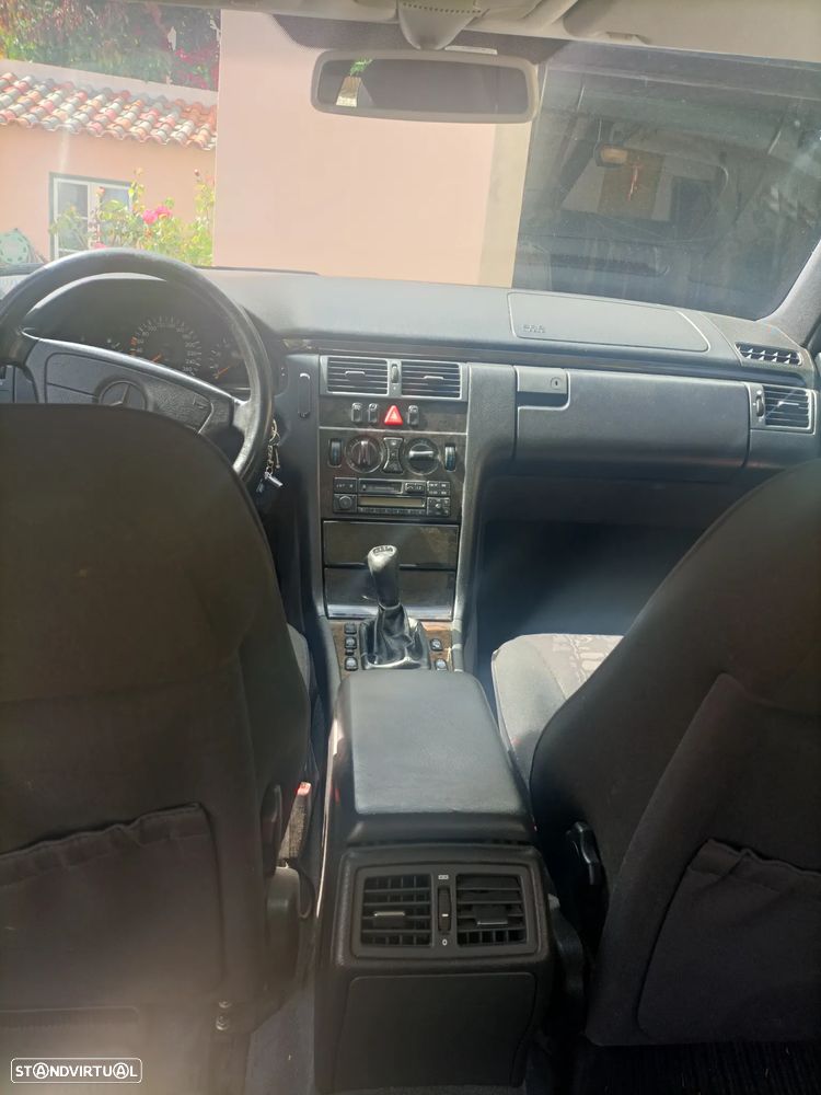 Mercedes-Benz E 200 1998 photo 2