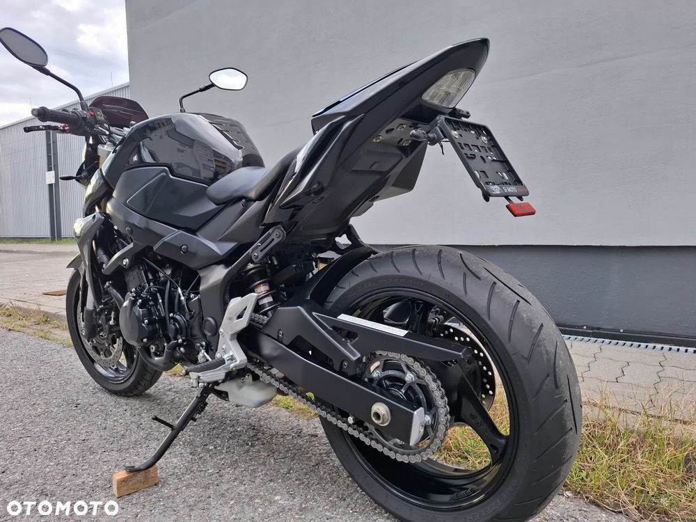 Suzuki GSR - 6