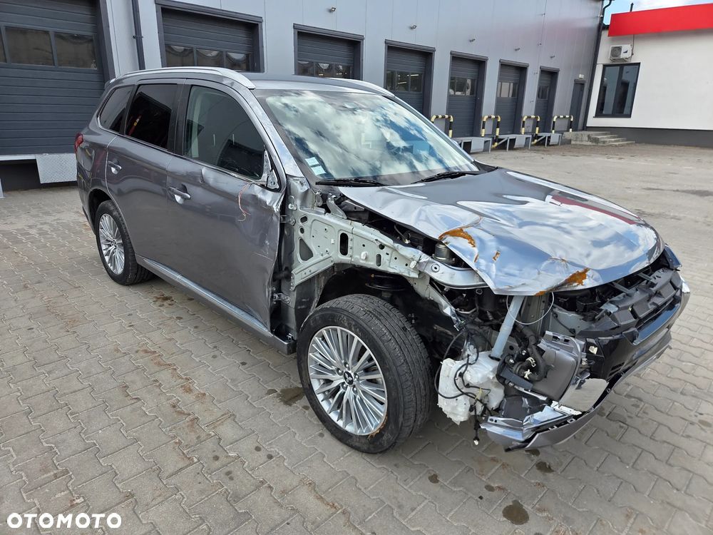 Mitsubishi Outlander - 2