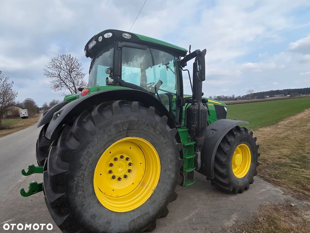 John Deere 6215R - 6