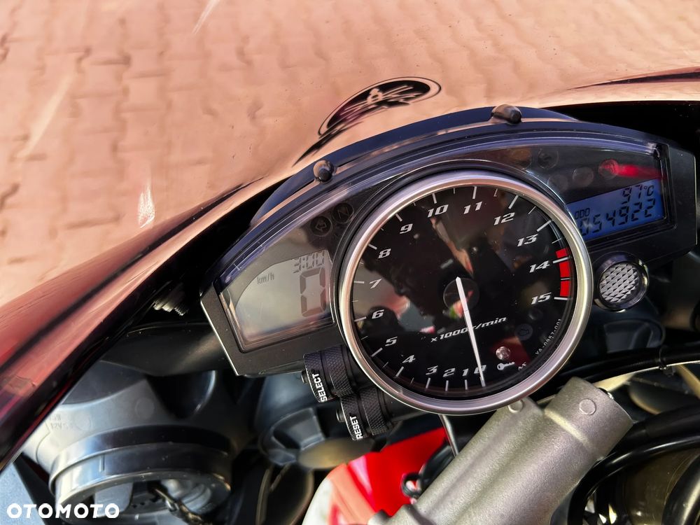 Yamaha R1 - 5