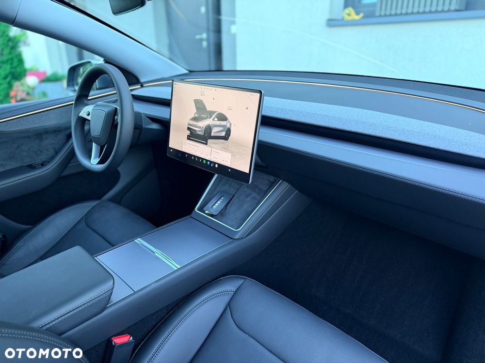 Tesla Model Y Long Range AWD - 29