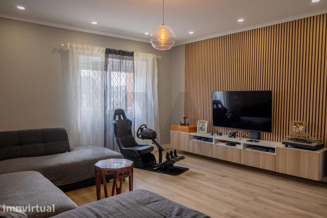 Moradia Unifamiliar T4 com Logradouro e Anexo Habitável em Mem Martins - Grande imagem: 4/31