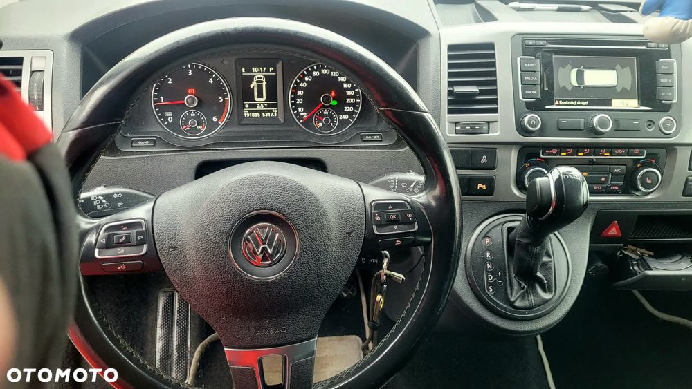 Volkswagen Caravelle - 11