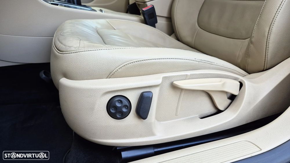 VW Passat 1.6 TDI BlueMotion Highline - 24