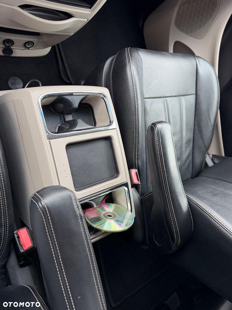 Chrysler Town & Country - 37
