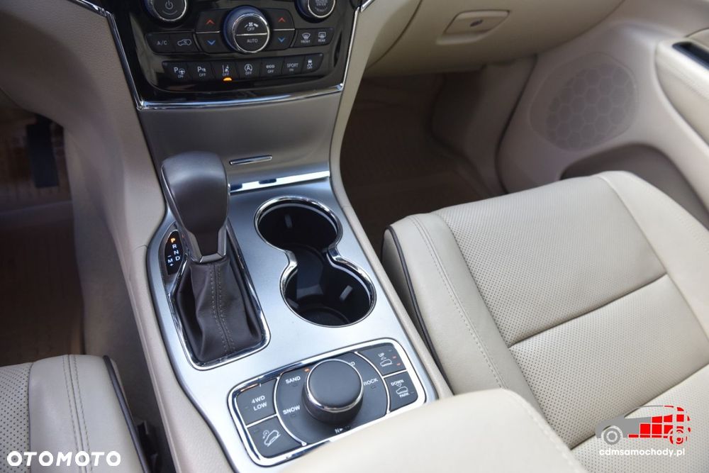 Jeep Grand Cherokee - 32