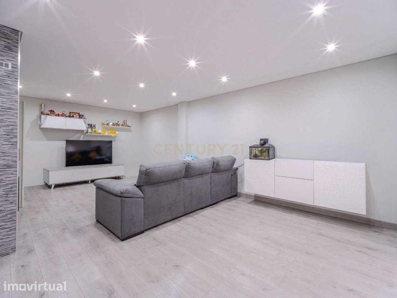 Apartamento T2 com varanda, elevador e garagem em Rio Tinto junto ao m - Grande imagem: 2/24