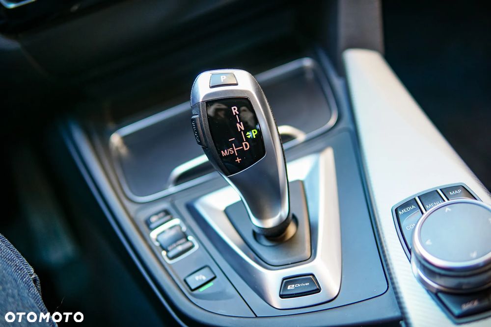 BMW Seria 3 330e iPerformance Advantage - 16