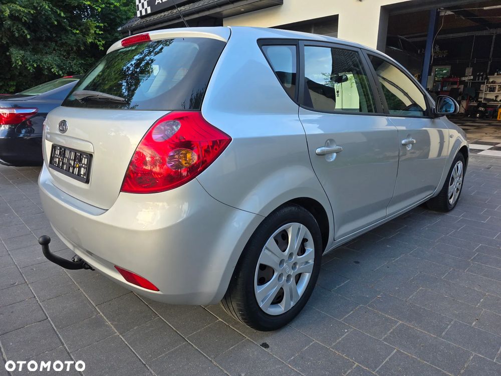 Kia Ceed - 10