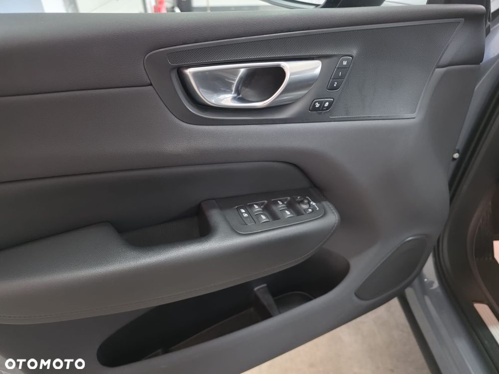 Volvo XC 60 B4 B Plus Dark - 16