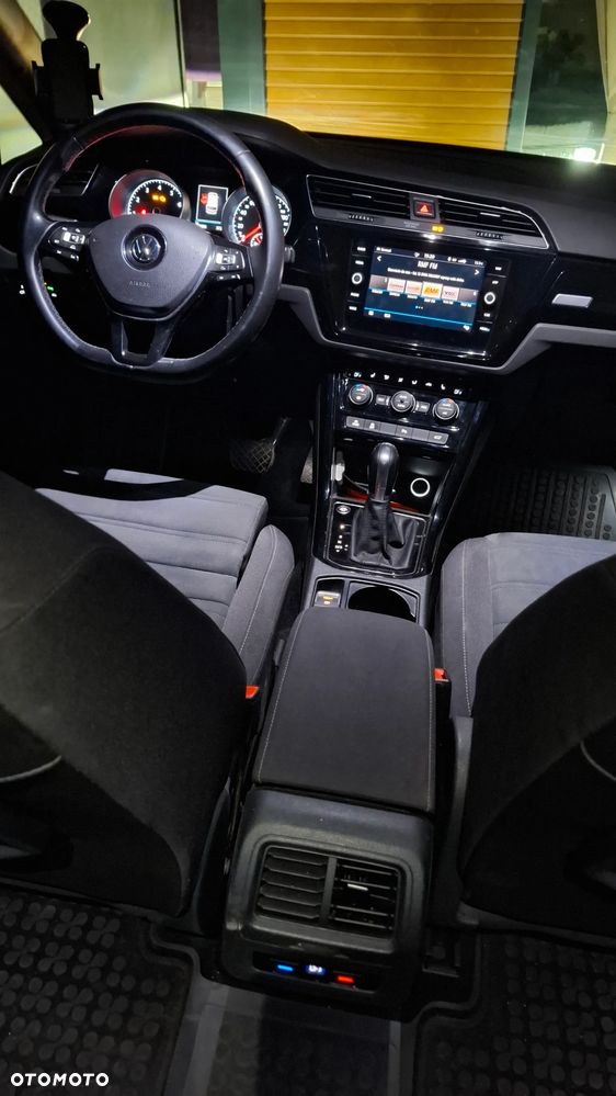 Volkswagen Touran - 12