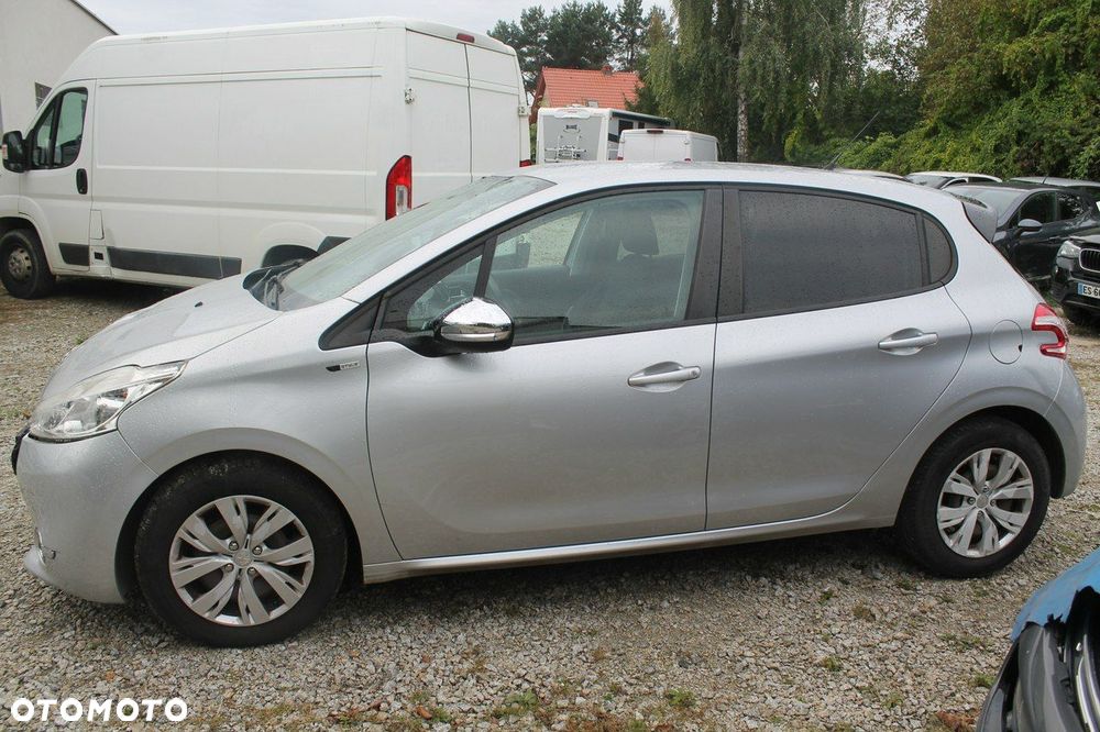 Peugeot 208 - 8