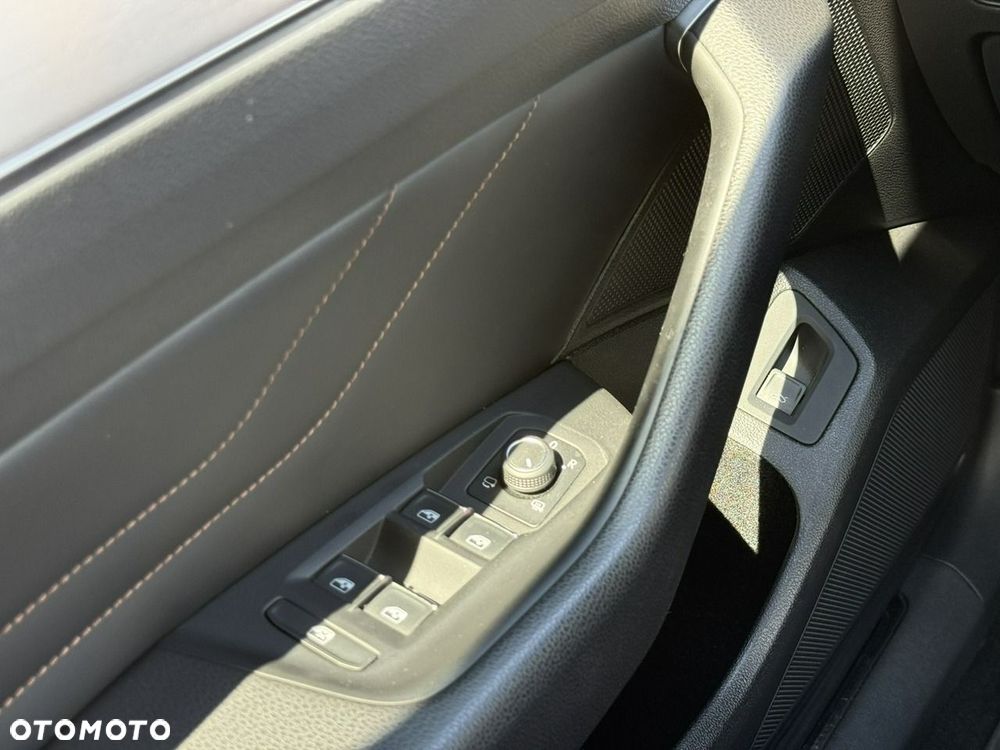 Volkswagen Passat Variant 2.0 TDI SCR DSG Elegance - 31