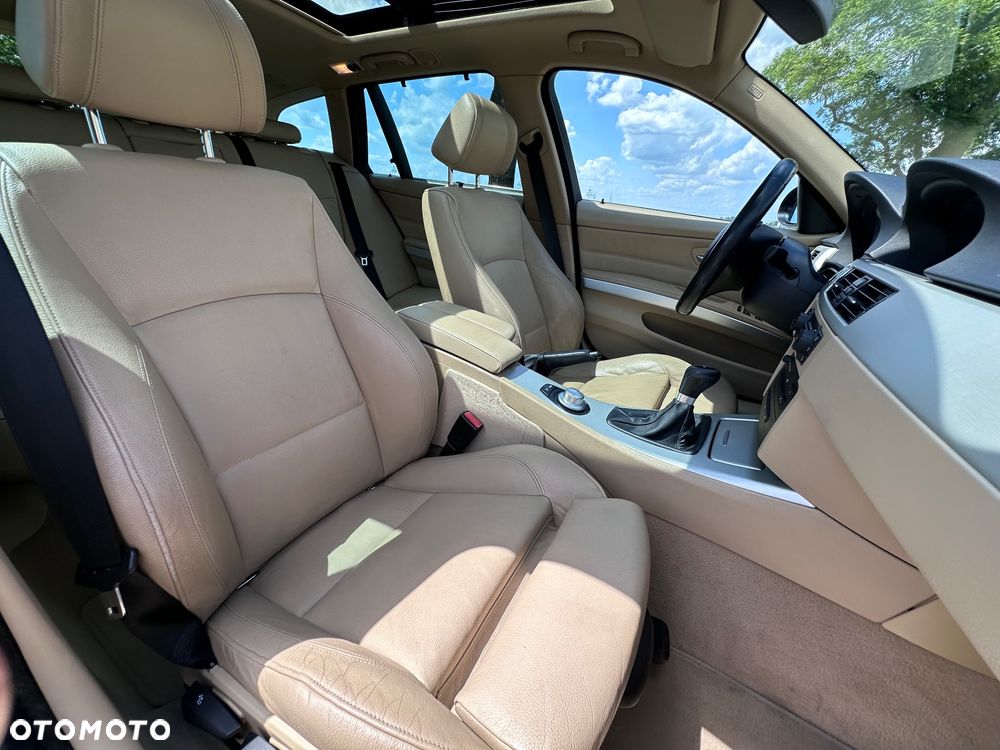 BMW Seria 3 330xi - 23