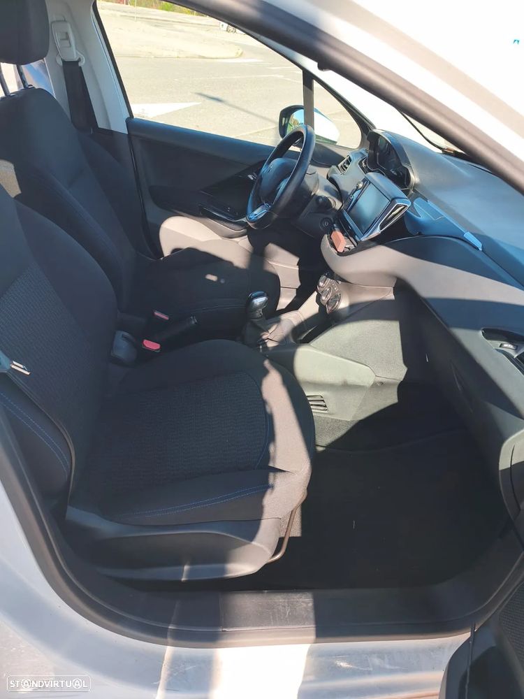 Peugeot 208 1.2 PureTech Signature - 8