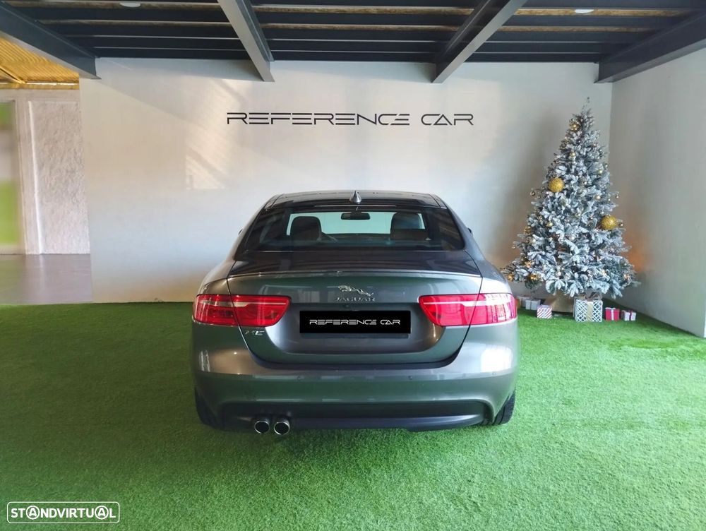 Jaguar XE 2.0 D R-Dynamic SE - 4