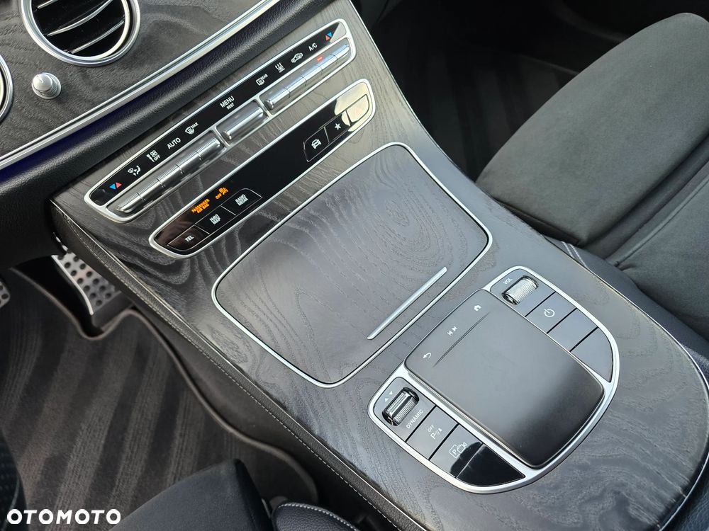 Mercedes-Benz Klasa E 300 de AMG - 16