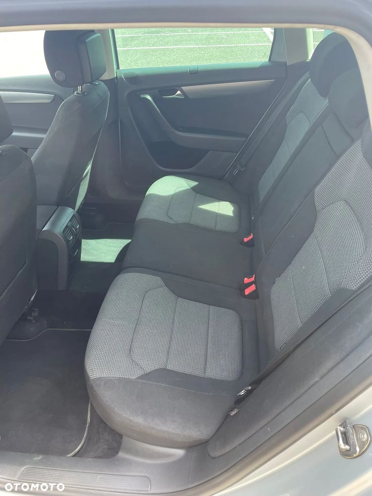 Volkswagen Passat 2.0 TDI Comfortline - 28